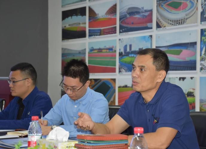 设备就运动场地合成材料面层产品质量提升工作对企业进行调研